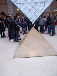 Louvre_Museum_Inverted_pyramid_01